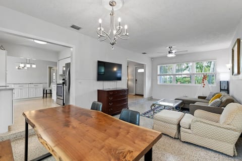 2 Bedroom Cozy House Near Barry University