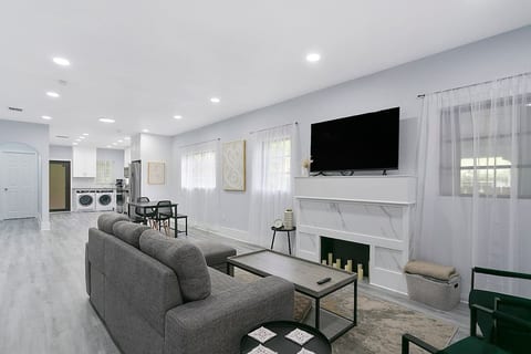 Center Miami Designer Home 3 BR sleeps 9