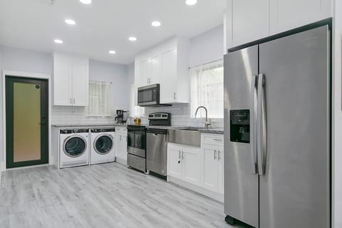 Center Miami Designer Home 3 BR sleeps 9