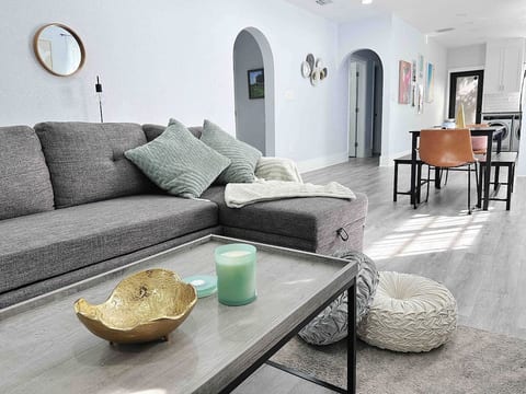 Center Miami Designer Home 3 BR sleeps 9