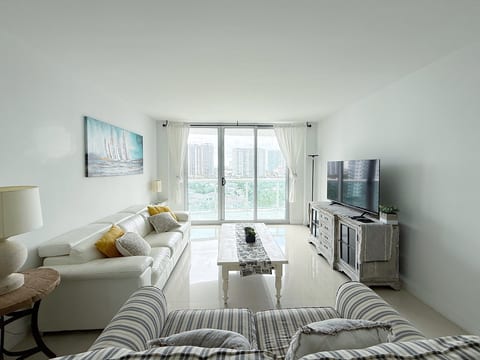 Waterfront 3BR 5Beds  • 4 Min Walk to Beach