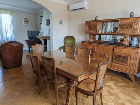 Salle a manger avec Clim
