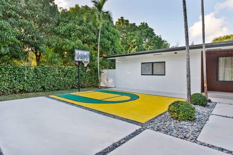 LUXE Villa, Heated Pool, Fire Pit, Basketball Court, GAMES