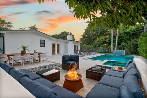 LUXE Villa, Heated Pool, Fire Pit, Basketball Court, GAMES