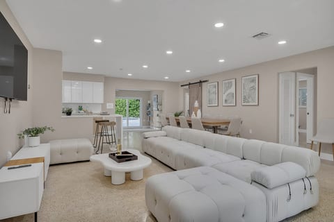 LUXE Villa, Heated Pool, Fire Pit, Basketball Court, GAMES
