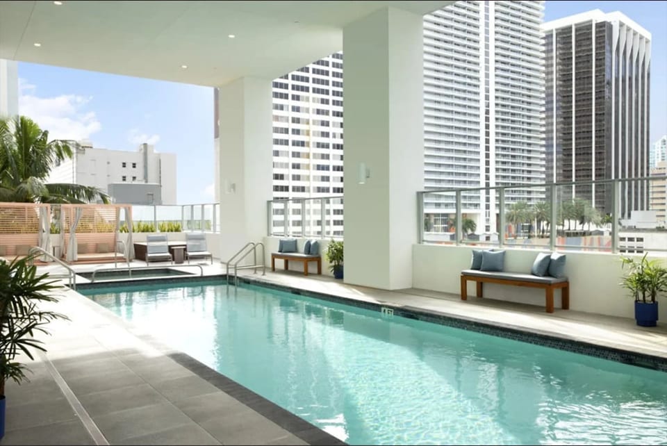 Stylish Retreat with Pool, Gym, Lounge and Private Balcony - Miami