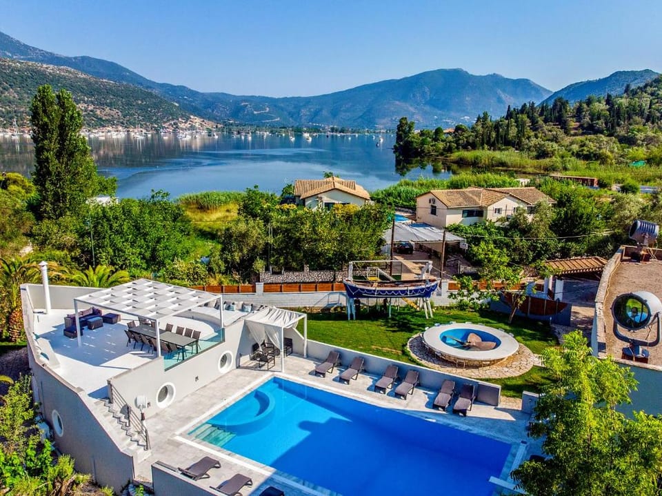 Villa en Barco: Santuario Frente al Agua de 7 Habitaciones - Lefkada