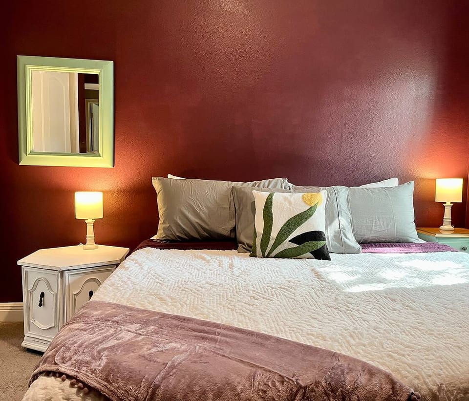 Sweet Stay with fully fenced yard - Sanford