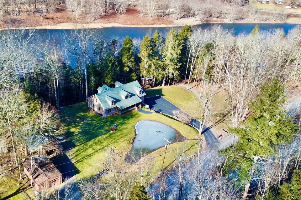 Cozy house on the river - new hot tub! - Equinunk