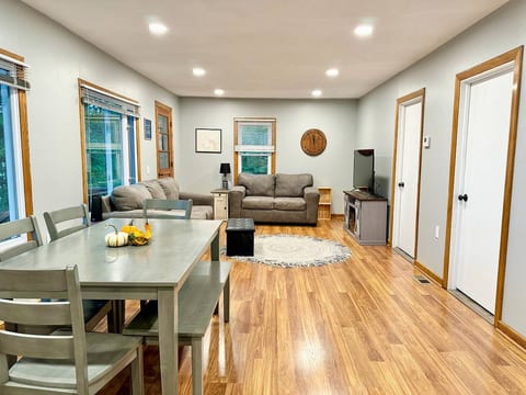Cayuga lake cottage with private lake access