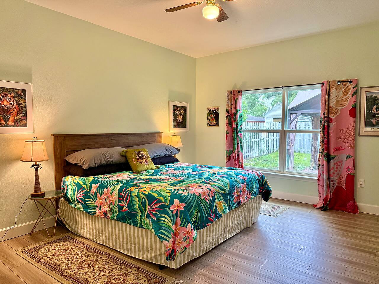 Tropical spotless new home close to downtown