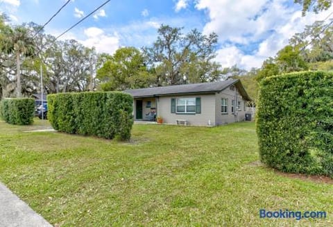 Downtown Duplex B Private Yard Great Location