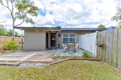Downtown Duplex B Private Yard Great Location