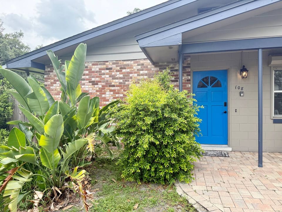 Lakefront Park Across Street, 3 Blocks to Downtown - Sanford