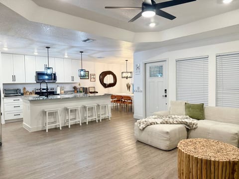 Newly built, Calming Vibes. Close to downtown!