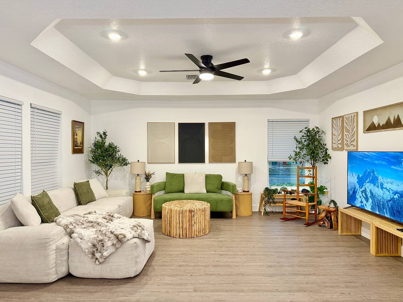 Newly built, spotless home. Close to downtown!