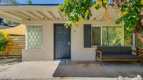 Bright & Cozy Mid Town Zen Yard Studio! image 3