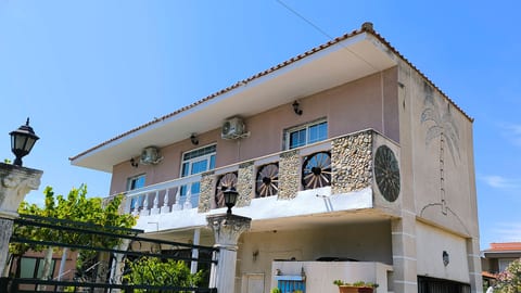 Ili's House in Myrodato