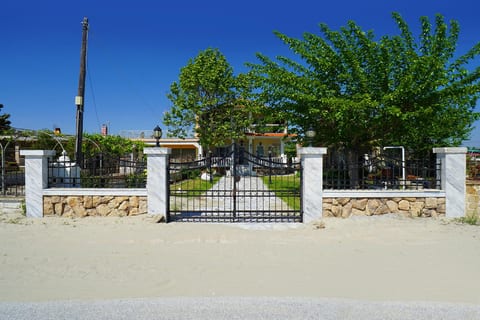 Mary's Beach Villa - Mandra