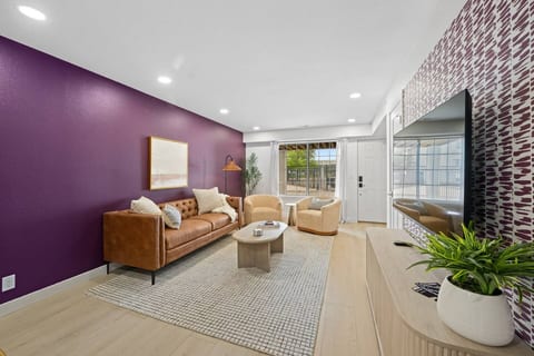 Walk to the Wildcats | 4BR Game Day HQ | Sleeps 8