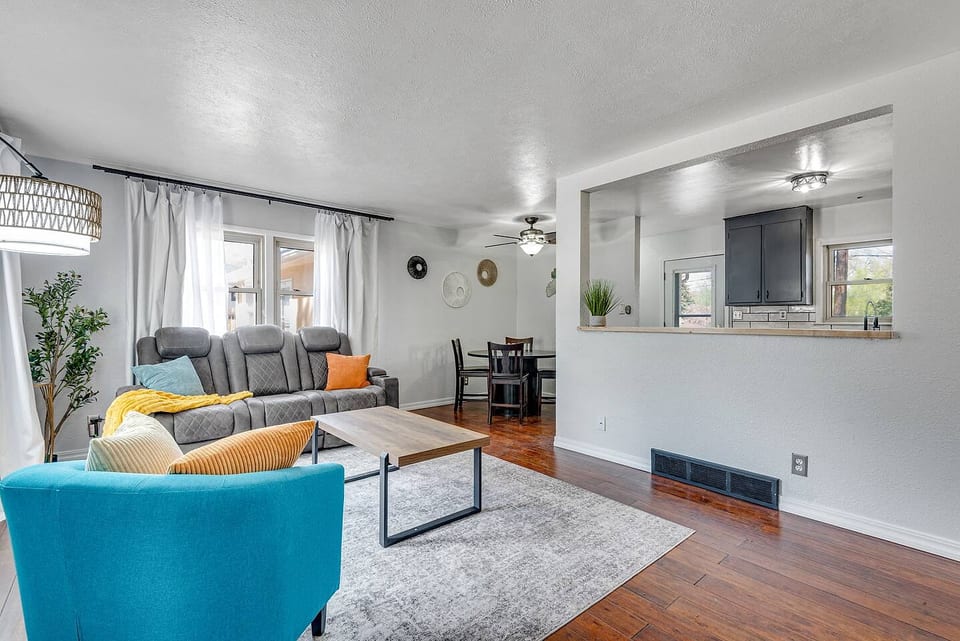 Bright 2BR Broadmoor Basecamp | King Bed - Colorado Springs