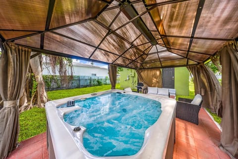 Miami Tree House-Renovated, Beach, Heated Jacuzzi image 5
