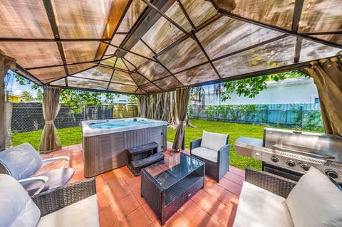 Miami Tree House-Renovated, Beach, Heated Jacuzzi image 4