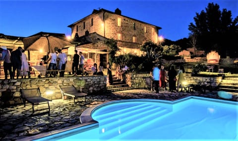 Grand Estate: Luxury Villa, Pool and Private Park