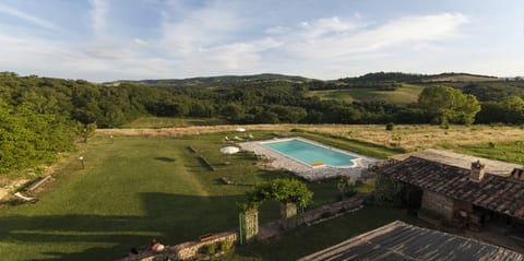 Grand Estate: Luxury Villa, Pool and Private Park