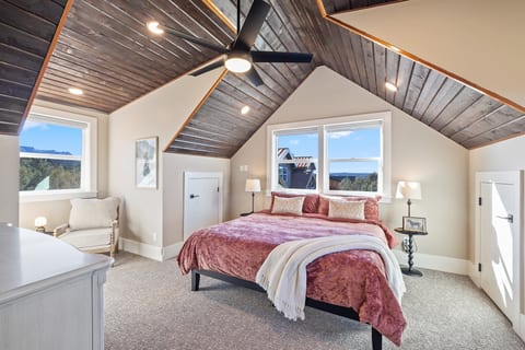 Up stairs King bedroom