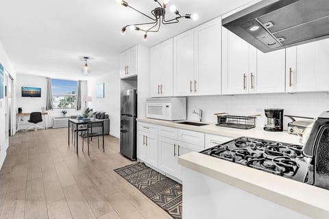 Deluxe modern 1 bedroom in South Beach image 2