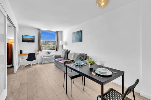 Deluxe modern 1 bedroom in South Beach image 3