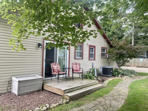 Lake Escape A Cozy Cottage - Private Hot Tub Open All Year - Short Walk to Beach