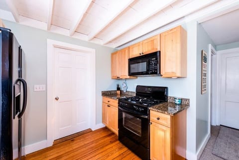 Lake Escape A Cozy Cottage - Private Hot Tub Open All Year - Short Walk to Beach