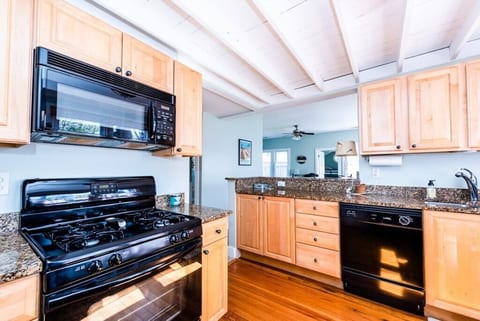 Lake Escape A Cozy Cottage - Private Hot Tub Open All Year - Short Walk to Beach