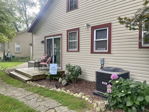 Lake Escape A Cozy Cottage - Private Hot Tub Open All Year - Short Walk to Beach