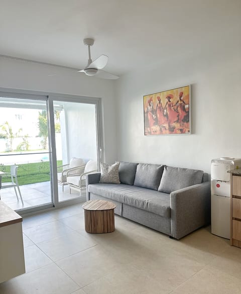 Modern Poolside Apt I Beach & Town C2