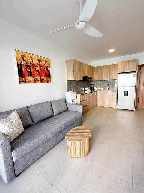 Modern Poolside Apt I Beach & Town C2