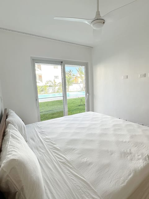 Modern Poolside Apt I Beach & Town C2