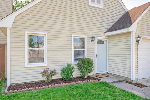 Newly Renovated VB Retreat | Comfort & Space Home