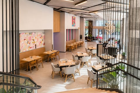 Best Location Downtown Condotel - King bed, Pool, Gym & Restaurant
