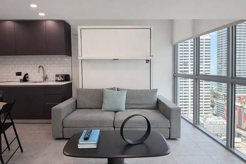 Best Location Downtown Condotel - King bed, Pool, Gym & Restaurant