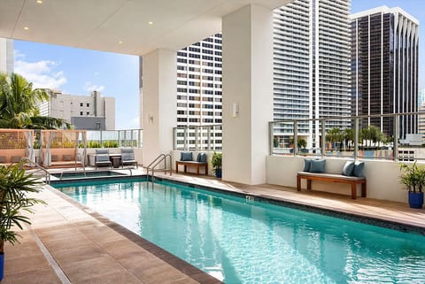 Best Location Downtown Condotel - King bed, Pool, Gym & Restaurant