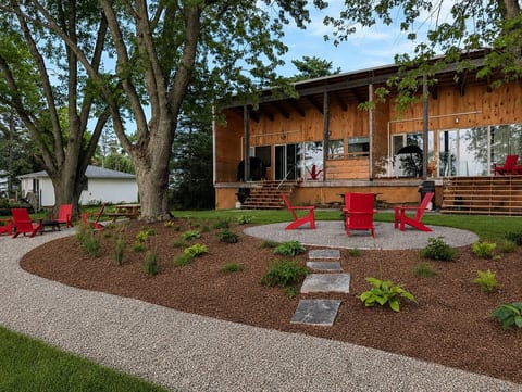 Willow | Waterfront PEC Cottage w/ Dock Lake Views