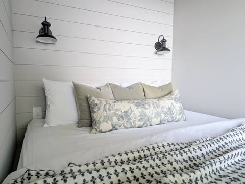 Willow | Waterfront PEC Cottage w/ Dock Lake Views