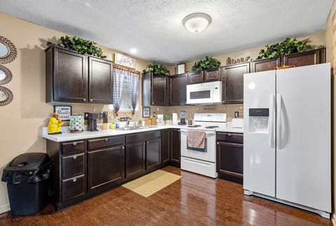 Cozy Indy Home • Deck & Workspace • Near Downtown
