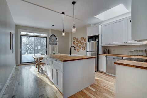 Lovely 2-bed in front of U of M image 1
