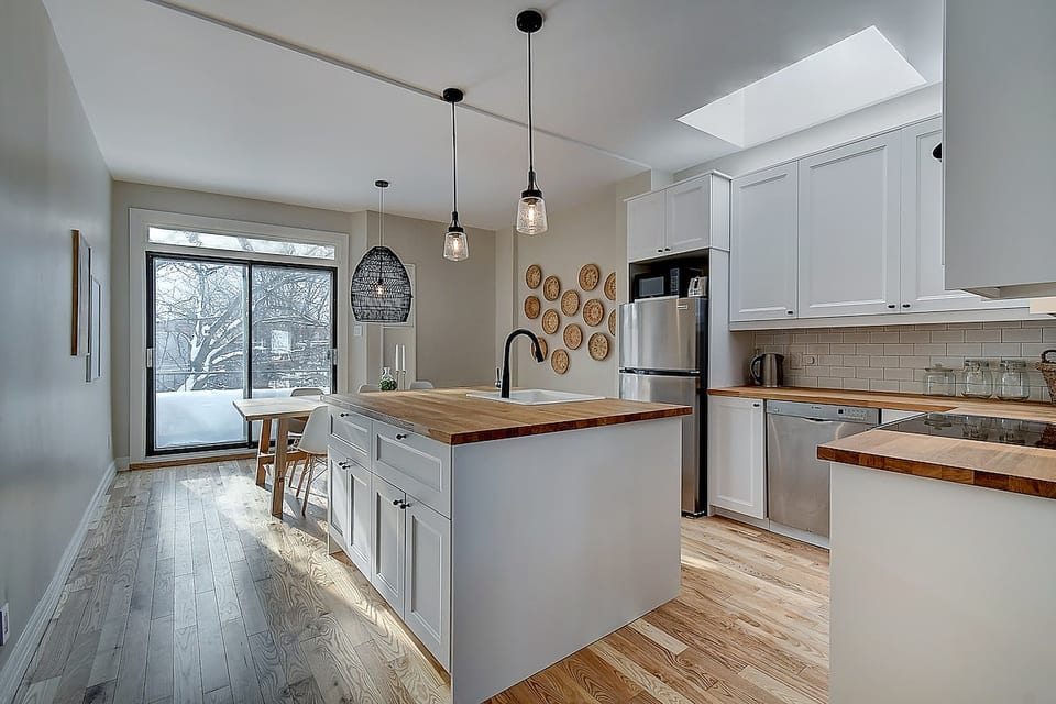 Lovely 2-bed in front of U of M image 1
