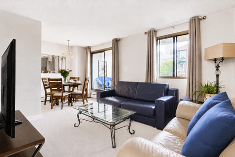 Kick back, relax in this quiet, secure, elegant 1 bedroom condo located in the heart of downtown within a 10 minute walk to the Stampede grounds & SaddleDome, BMO Centre & 17th Ave, great shopping, restaurants, entertainment & nightlife.