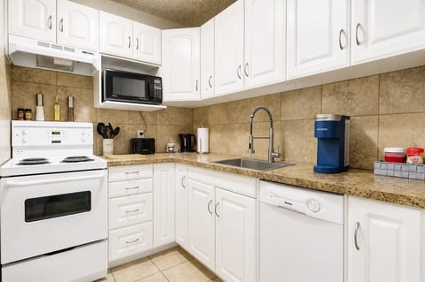 Downtown condo, walk to BMO/Stampede, free parking